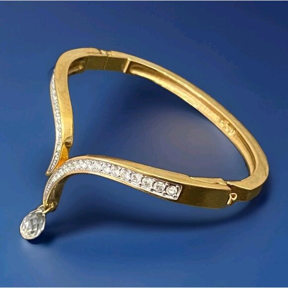 Vintage SWAROVSKI Signed Gold-tone Hinged V Bangle With Teardrop Crystal Charm - Picture 2 of 4